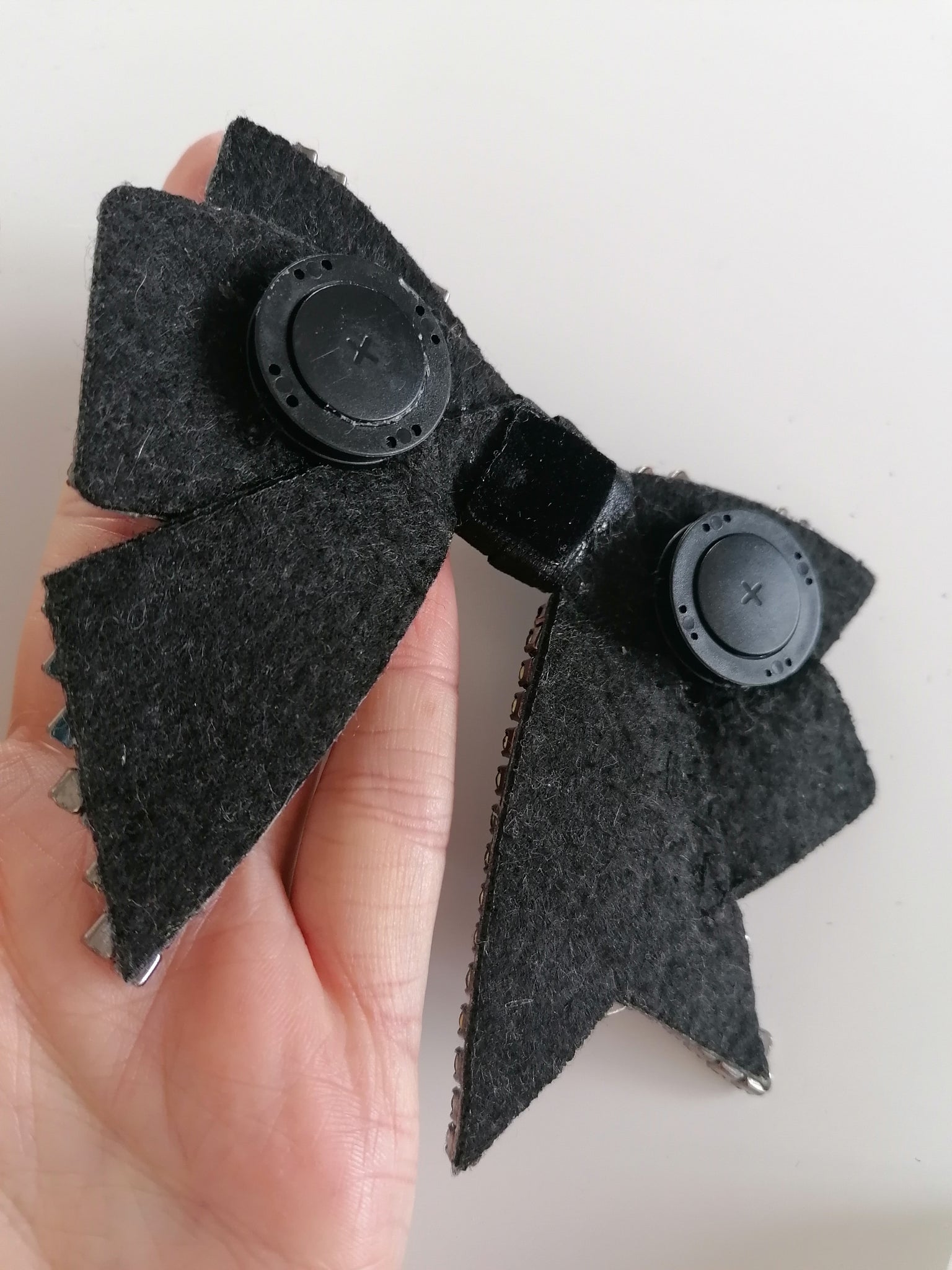 Grey magnetic strass bow