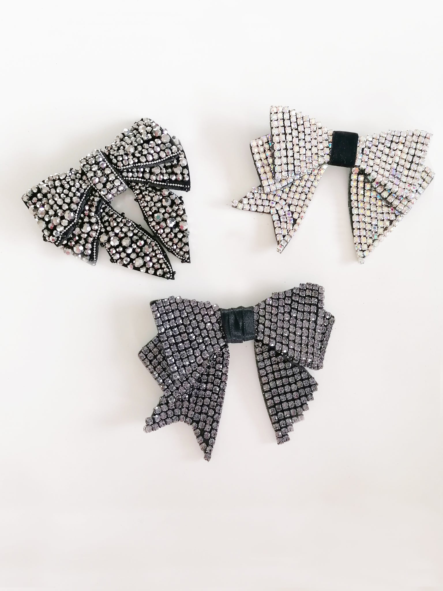 White strass magnetic bow
